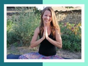 Yin Yogalehrerin Alina Pfetzer im Garten