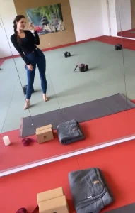 „Jede Ausbildung transformiert dich selbst" – Miris Weg vom Pendlerzug zur eigenen Yoga-Marke Eine Teilnehmergeschichte aus dem Yogastudioonline
